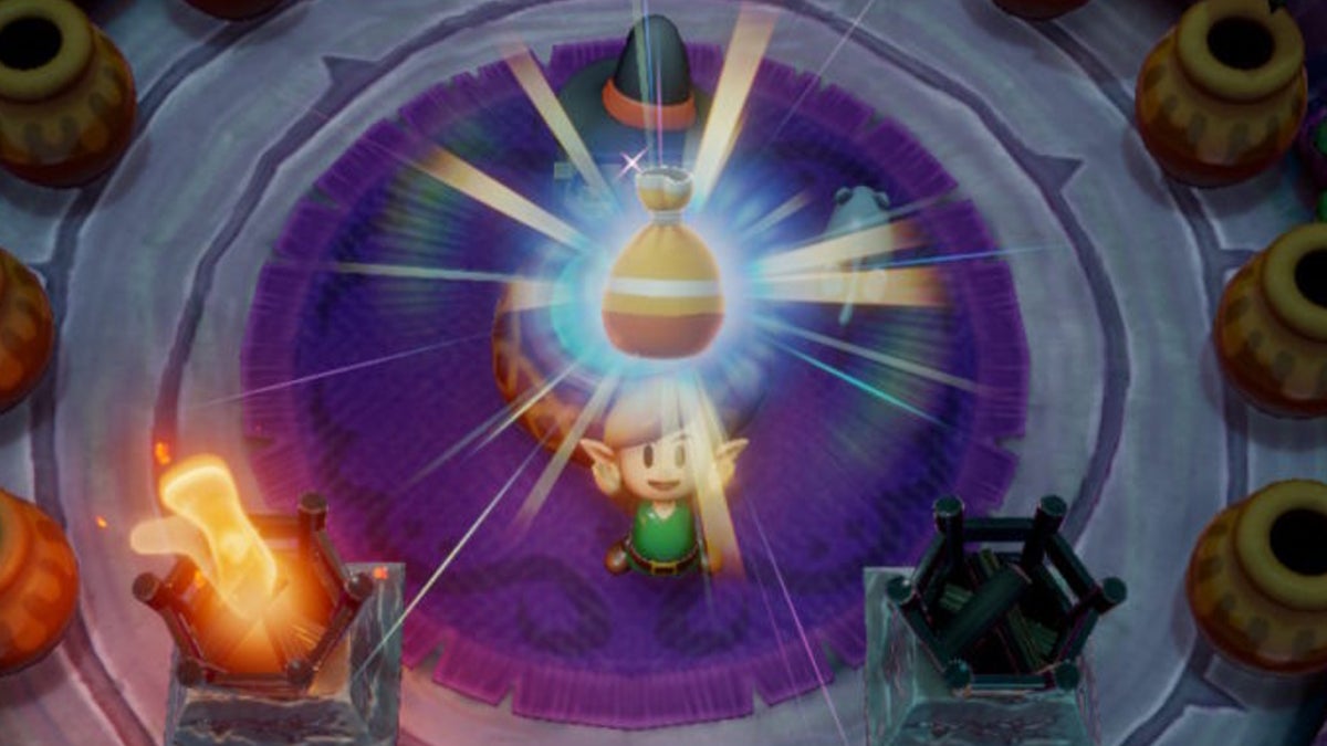 Link holding up a bag of Magic Powder in the Witch's Hut.