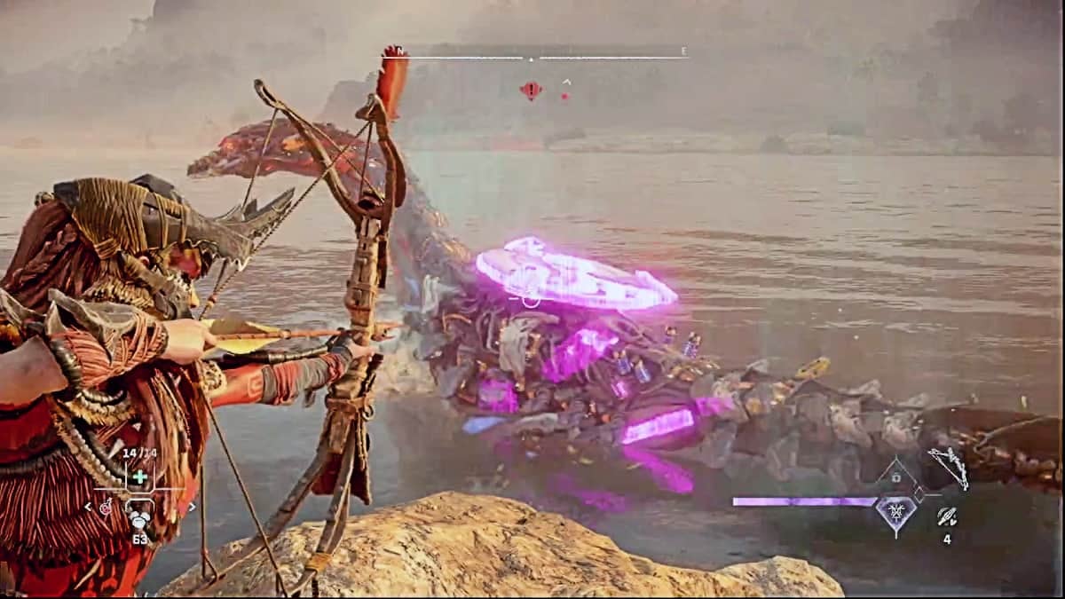 Aloy aiming at the tidal disc on a Tideripper's back with a bow as it swims away.
