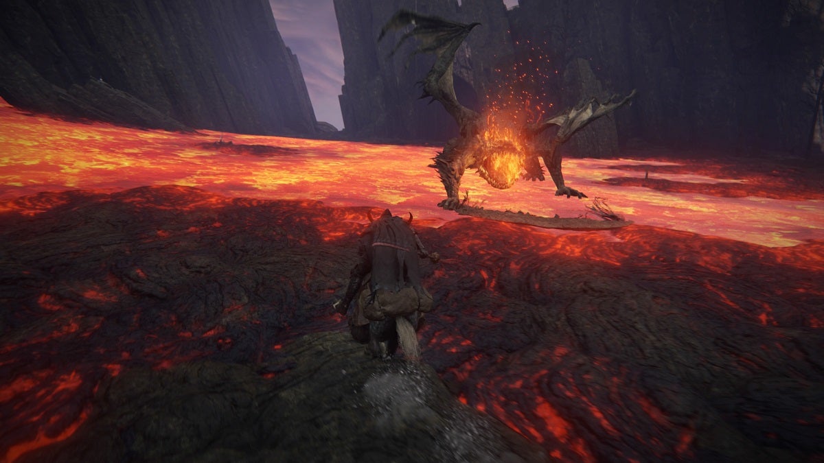 The Tarnished facing a Magma Wyrm in Mt. Gelmir.