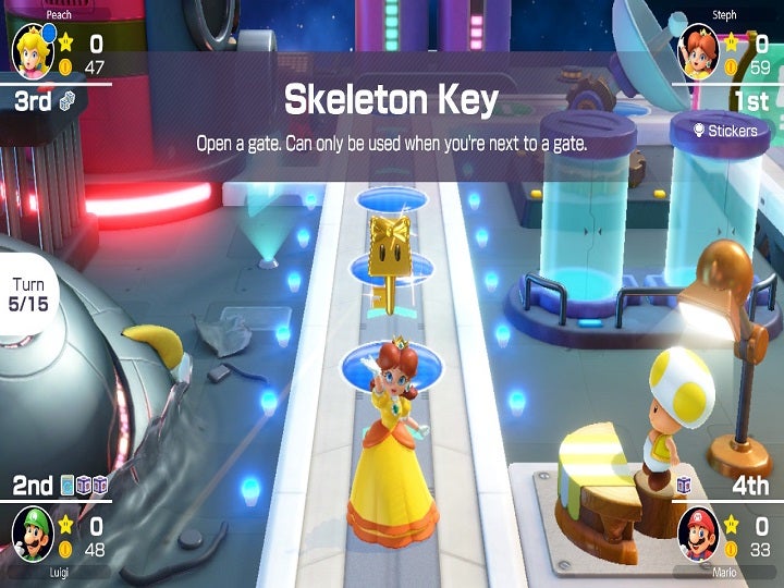 Daisy holding a Skeleton Key.