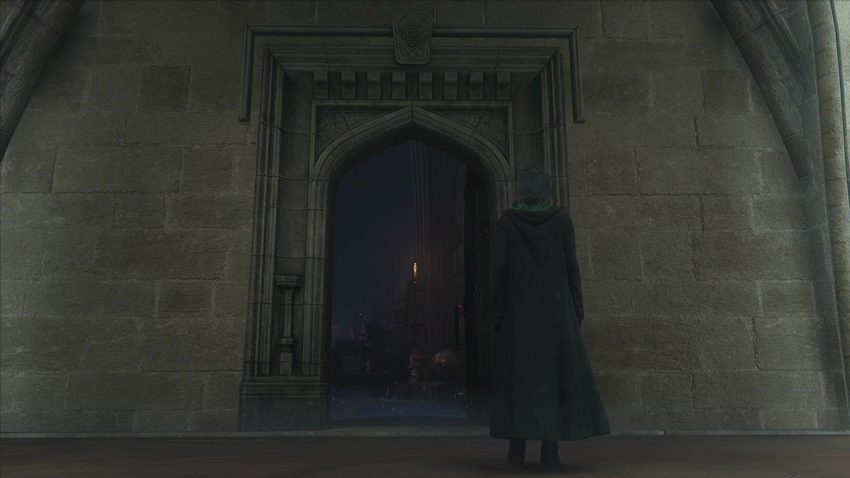 The door to the Room of Requirement in Hogwarts Legacy.
