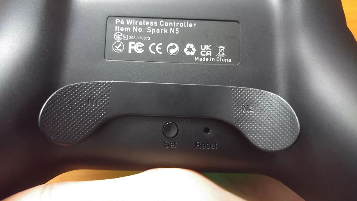 The macro and set buttons on the back of the Spark N5 Wireless Controller.