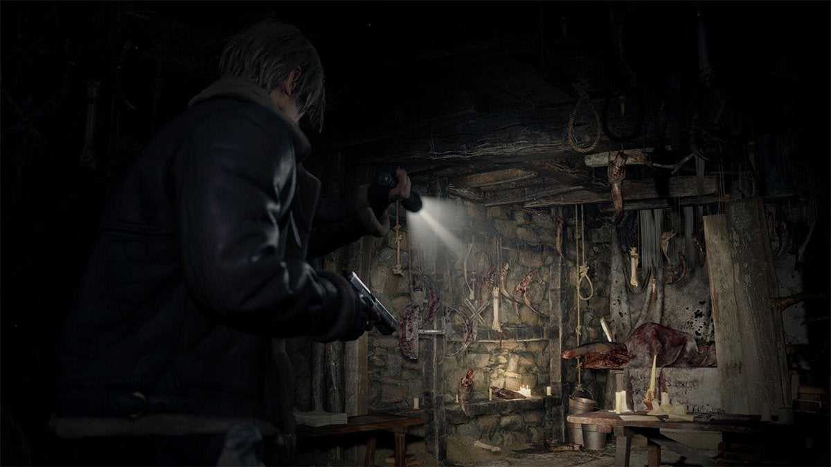 The player finding a bloody corpse in a dark room in Resident Evil 4 (2023).