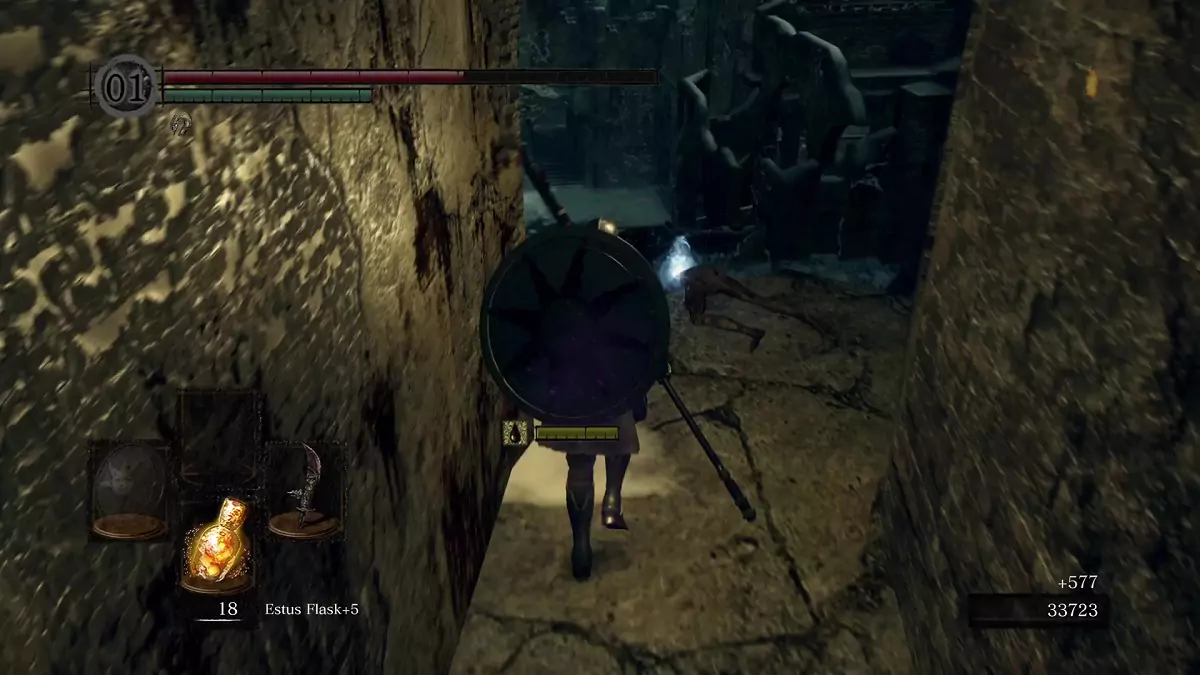 The Chosen Undead running towards a body with a loot.