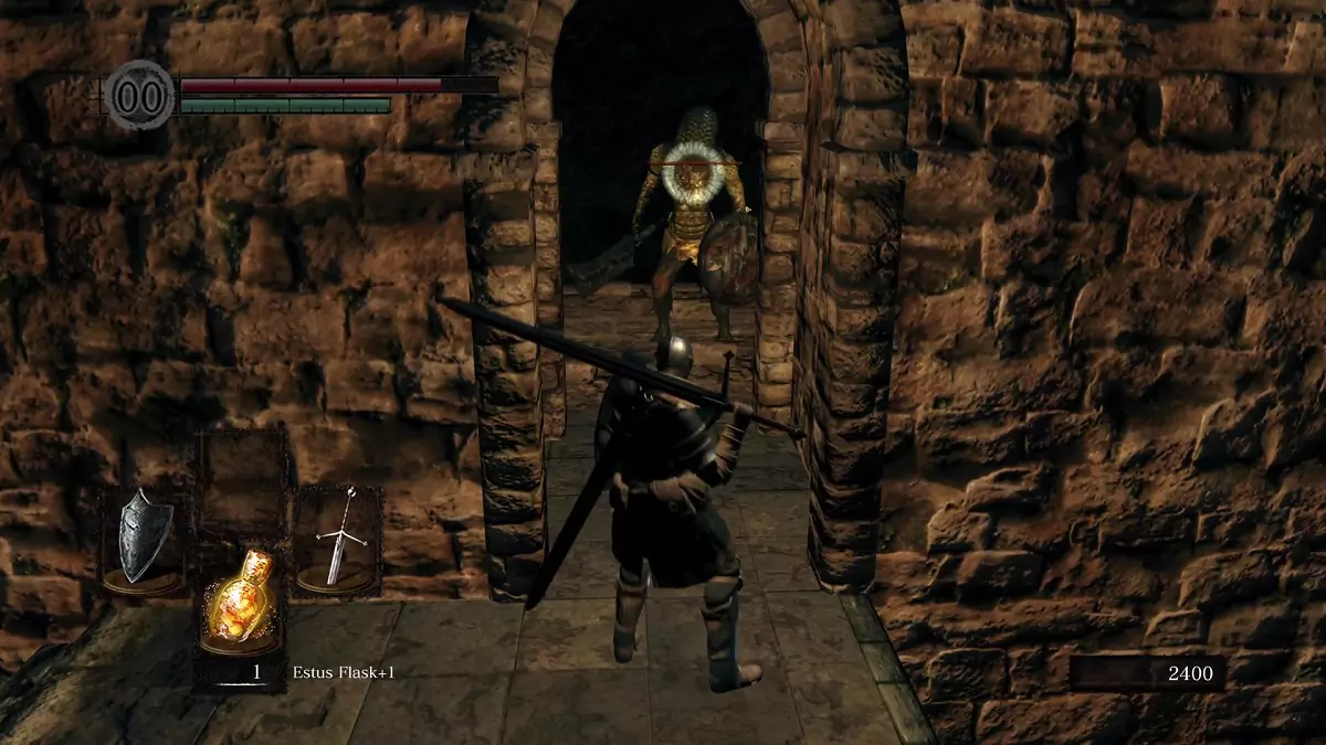 The Chosen Undead facing a Man-Serpent in a narrow doorway.