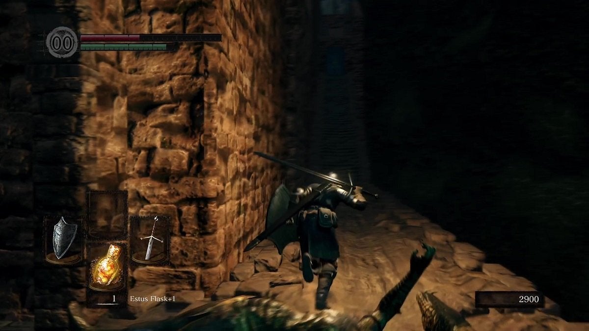 The Chosen Undead running on a boulder path in Sen's Fortress.