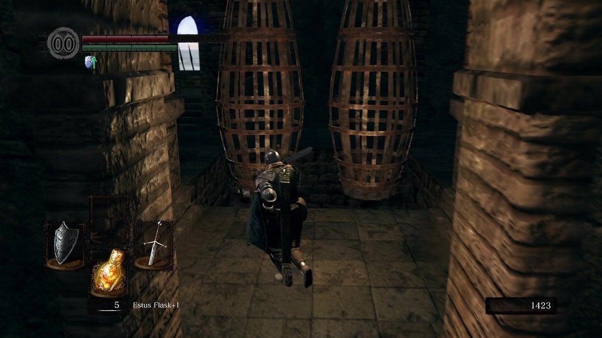The Chosen Undead standing before two hanging cages in Sen's Fortress.