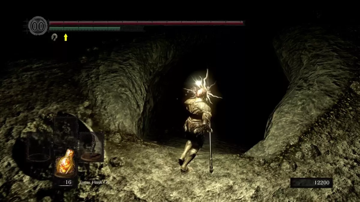 The Chosen Undead running towards a ramp in the Tomb of Giants.