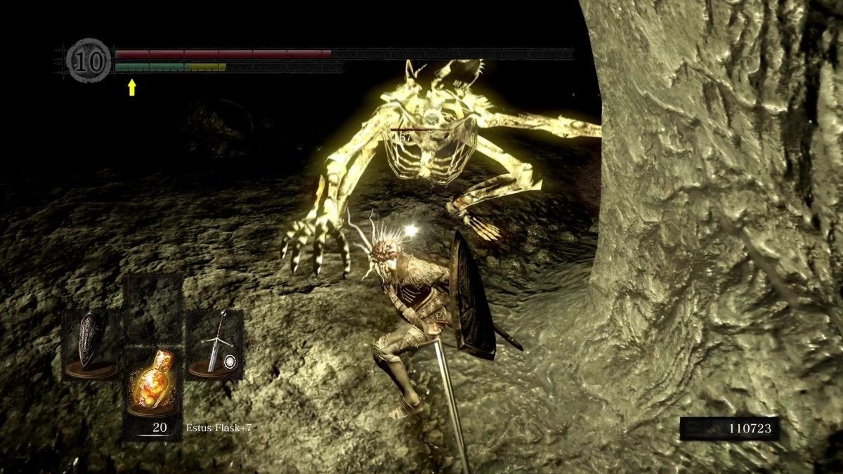 The Chosen Undead fighting a Giant Skeleton with a Divine Weapon.