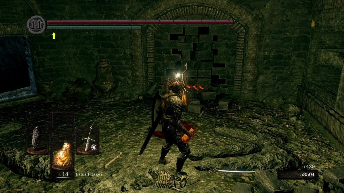 The Chosen Undead facing a breakable wall in the Catacombs.